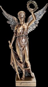 Oversigt over Veronese Nike figur, der viser dens højde (35cm) og proportioner ved siden af en bog for skala. Perfekt som et statement piece
